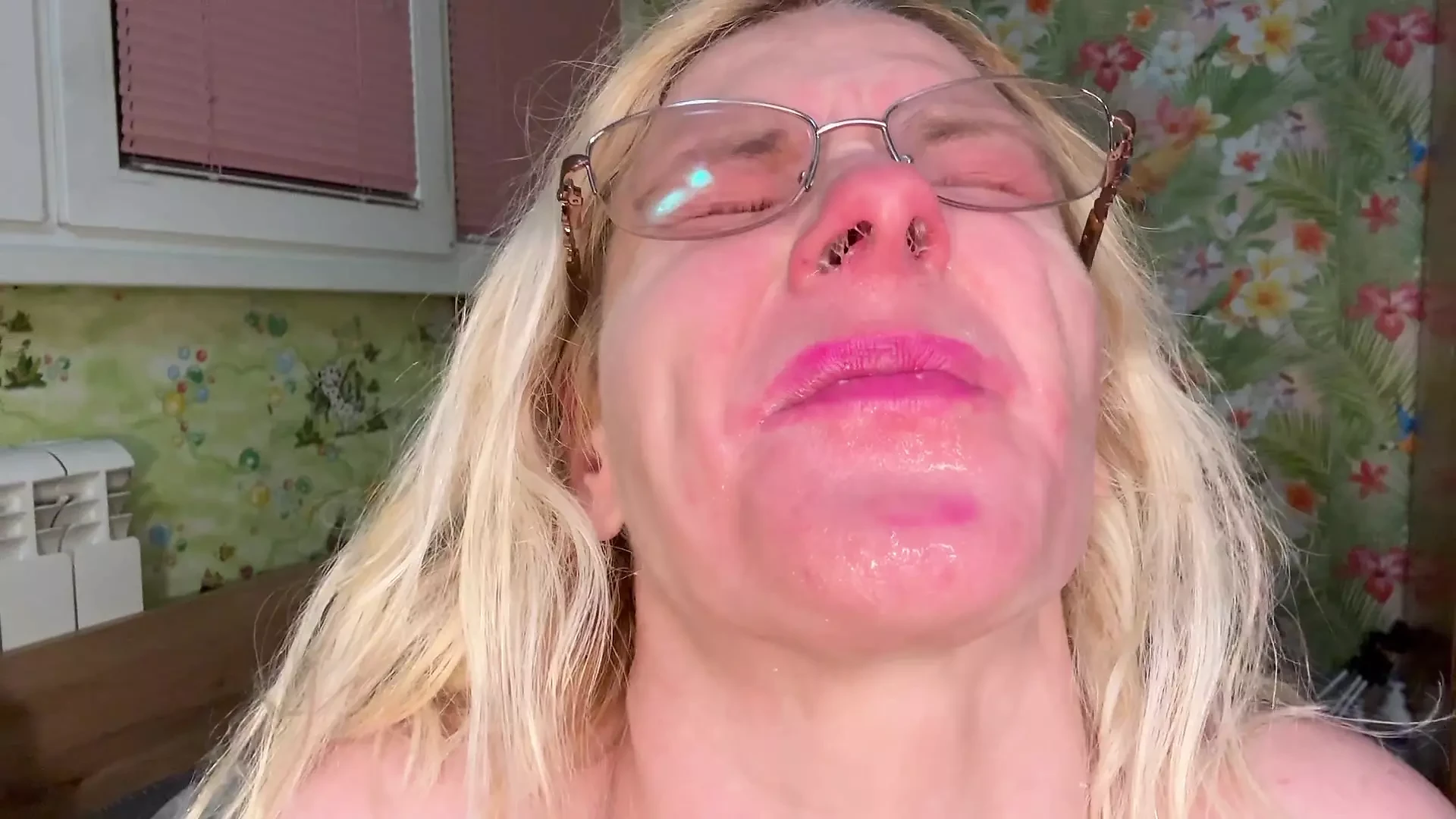 Degrade mein gesicht mit spucke, rotz und klatsche, zeh meine kehle und nase