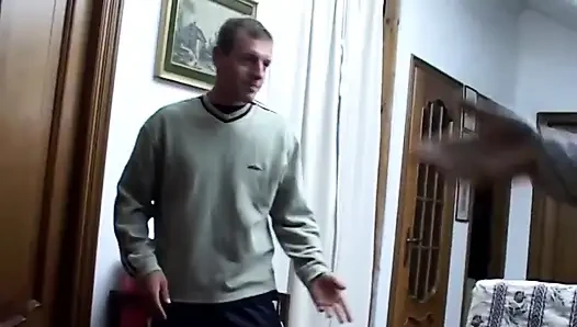Büyük götlü dövmeli piliç üçlü sikişte sikiliyor