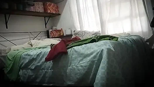 Cep telefonunu odama sakladım, çok ateşli ve onu izlemek için büyük bir götü var