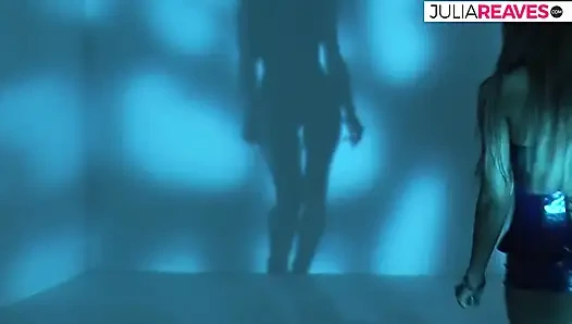 Gadis panas mengerang saat dua kontol besar menyodok lubangnya secara bersamaan