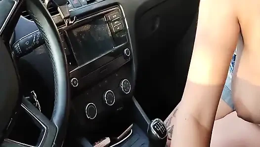 Auto-Abenteuer mit schönem mädchen. Fast von der Nachbarschaft erwischt, während sie lutscht. Komm über sich selbst.