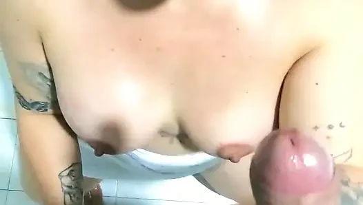 Cewek Semok Latina Lagi Asik Nyepong Kontol Dengan Ganas