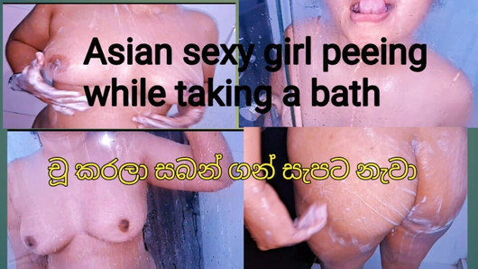 Chica muy sexy de Sri Lanka bañándose en el baño y tomando jabón