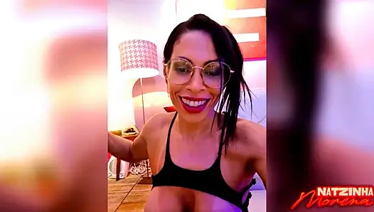 Allein, frech und geil: spielt ohne Regeln mit einem Dildo in der Muschi und dann im heißen Arsch