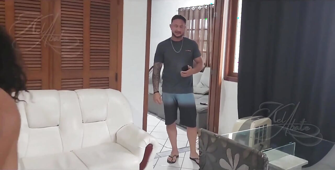 家に帰ると、妻はキッチンで友人とセックスしていて、私はその場で二人ともセックスしました