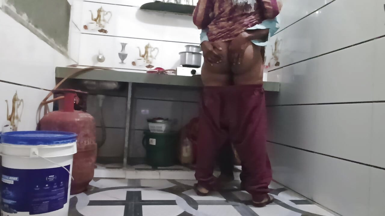 Padosi Ne pahla kitchen mein