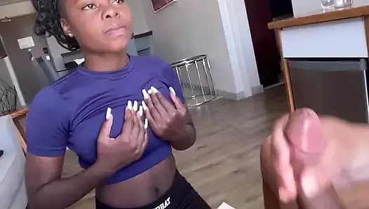 Une pauvre adolescente noire encule son sugar daddy pour de nouveaux vêtements