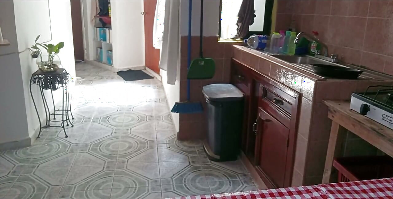Teściowa filmuje się w kuchni i pokazuje swoje piersi