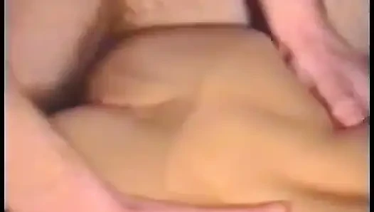 Cewek sange ini suka banget memeknya dijilat sebelum dientot habis-habisan di seks threesome