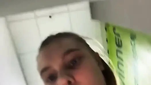 Горячая девушка в спортзале тренируется и играет с собой