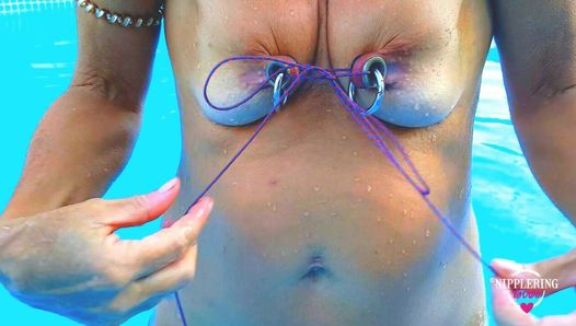 Nippleringlover - geile MILF macht selbst Nippel-Bondage im Pool, gepiercte Nippel mit gefesselter Schnur werden hart gezogen