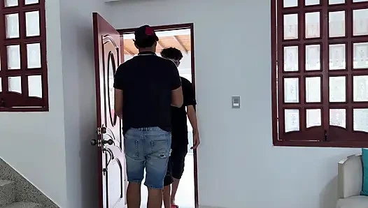 Der cuckold meines freundes wird abgelenkt und die hure seiner frau gibt mir im geheimen einen leckeren blowjob.