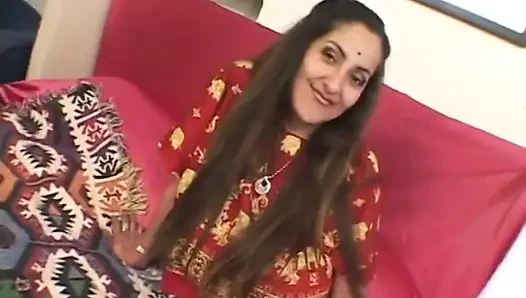 Cowok ini masukin kontolnya ke dalam mulut gadis india dan memeknya dijilat sama pria lain