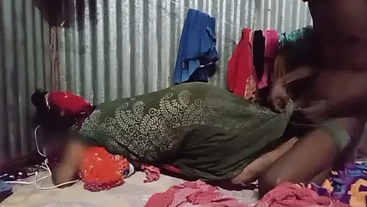 Desi Bengali bhabhi ko bahut din bad labour jhuki mein chudai ki