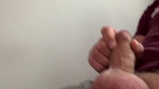 Un gay sexy branle sa petite bite