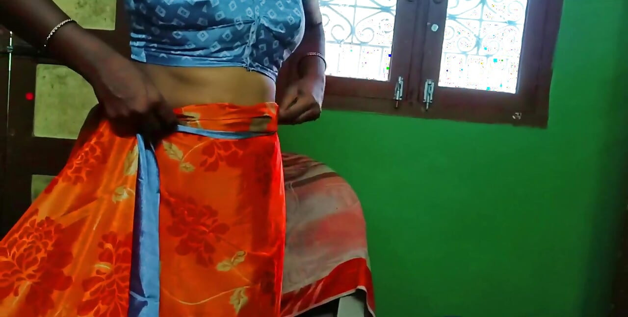 젖탱이를 보여주는 목욕 드레스 후 Ammu
