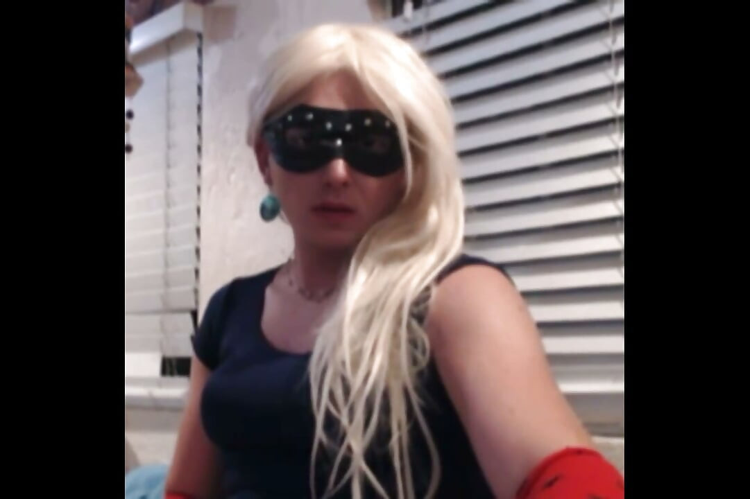 Faggot habillé en pute suçant un gode