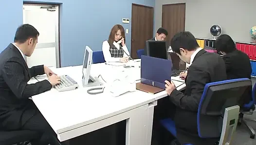 Kıllı kız tıknaz bir yarakla götten sikilirken inliyor