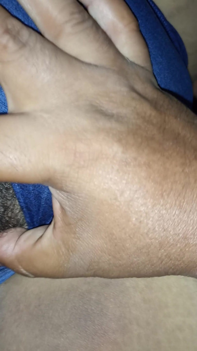 Le hago a un lado el calzon a mi esposa para ver su coño gordo y peludo | Clip 1