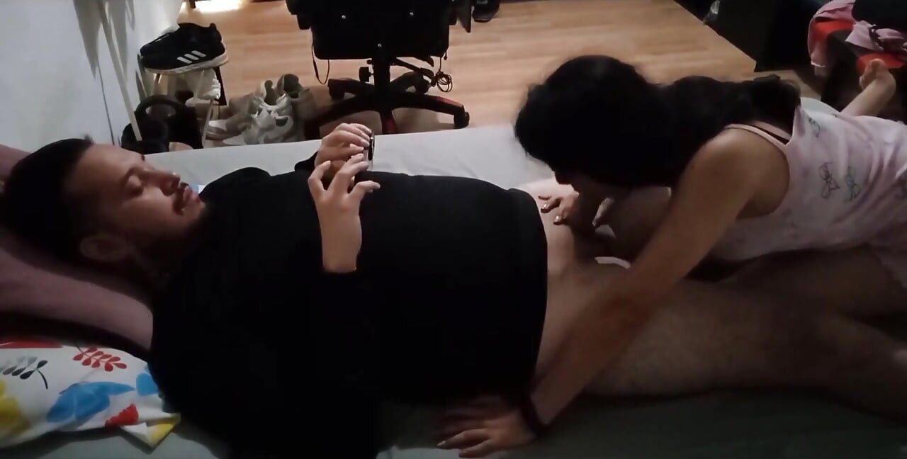 สาววัยใสตื่นเต้นขี่ควยเพื่อนบ้านเพื่อแก้แค้นแฟนเก่า