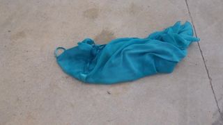 Piétinement sur la robe turquoise 2