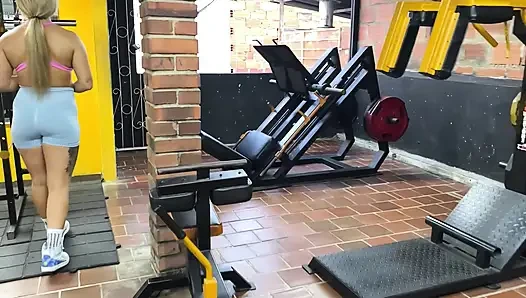 Spor salonu antrenörümle özel antrenman kontrolden çıkıyor ve bench press ile birlikte oluyoruz