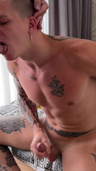 パパはケツの穴を舐め、イケメンを二重貫通する前に、さまざまなディルドで拡張しました | クリップ 3