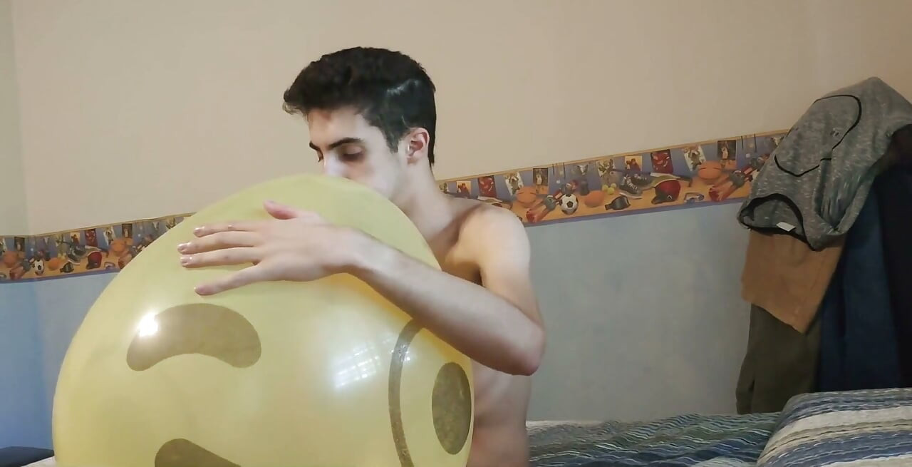 Een enorme smileyballon op blazen tijdens het aftrekken