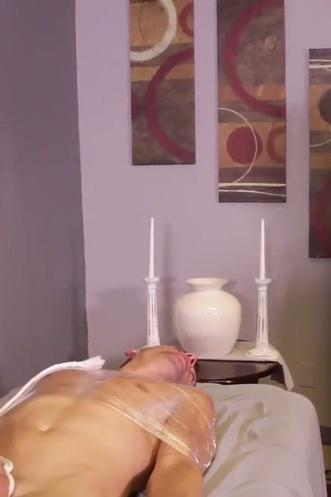 Kitty Carrera czerpie przyjemność, a następnie zaprzecza swojemu orgazmowi