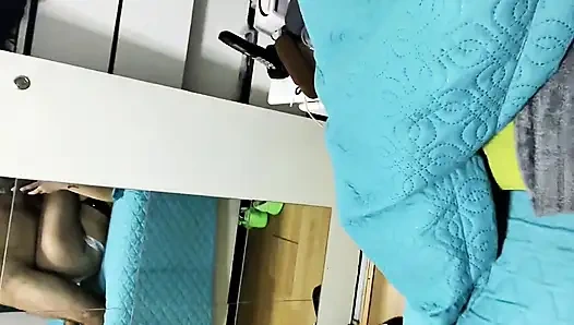 Я обнаружил, что уборщица примеряет нижнее белье моей жены, и она согласилась позволить мне принять его, если я ничего не скажу