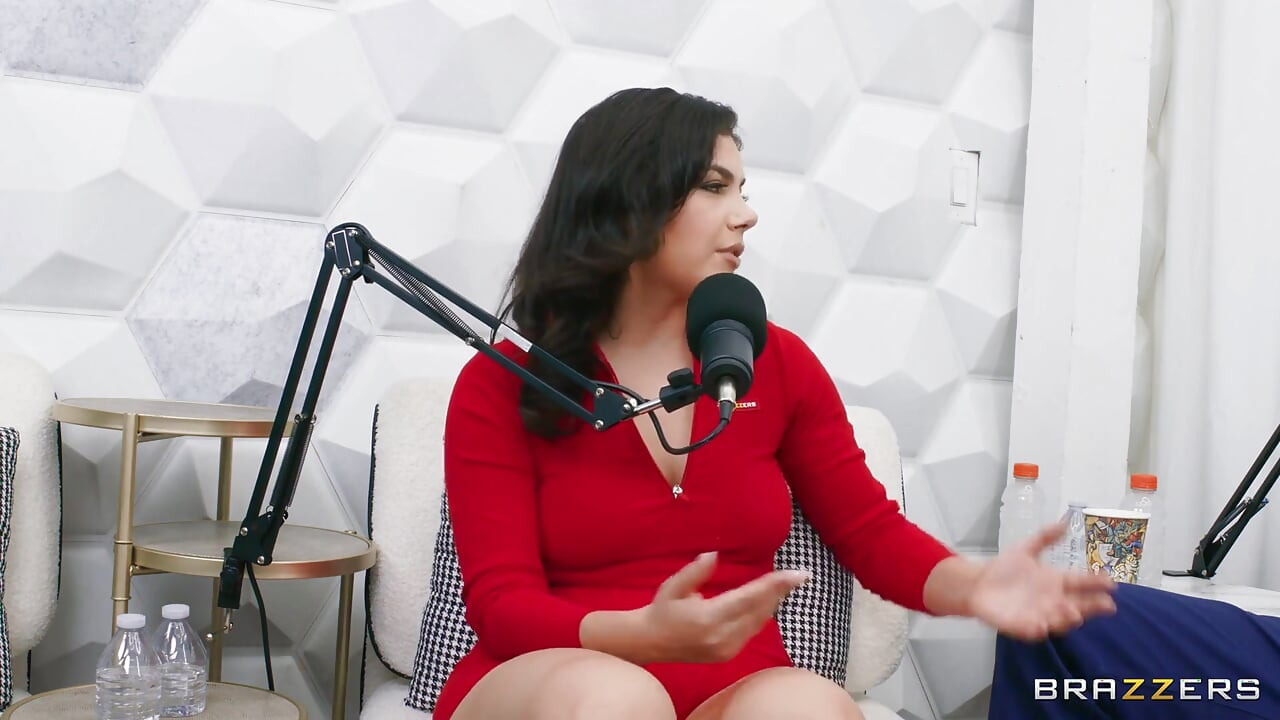 Brazzers - Η Valentina Nappi τρώει δύο πούτσες μετά το Podcast