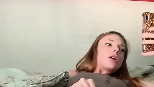 İyi bir kız gibi boşalıyor