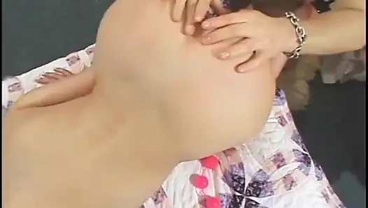 Azgın sarışın sürtük götten sikiliyor