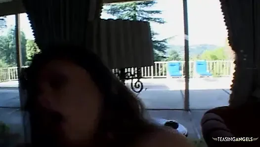 Adamın yuvarlak saç stili narin çiçeğine o kadar olağanüstü bir yetenekle girdi ki onu tamamen nefessiz bıraktı