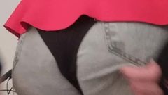 19-jährige Sissy in warme Kleidung gekleidet, zeigt ihren dicken Arsch