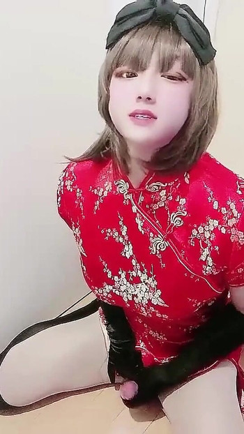 Trenutak koji morate podijeliti iz "Japanski transvestit Miya masturbira u kineskoj crvenoj haljini 8"