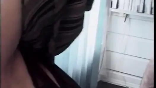 Cewek rambut cokelat dengan toket aduhai dientot habis-habisan sama dua kontol di ranjang