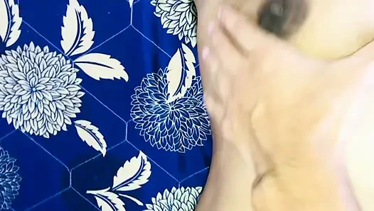 Bangladeşli üvey kız kardeş ve üvey erkek kardeş Dakka'da birlikte ayrılıyorlar. Şehir