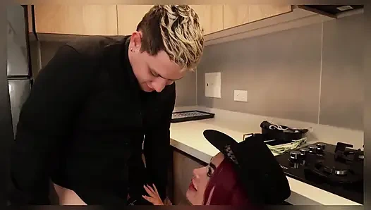 Schöne Cowgirl Reitet Auf Dem Schwanz Des Ranchvorarbeiters