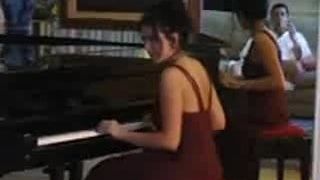 Henrietta Kerez speelt piano