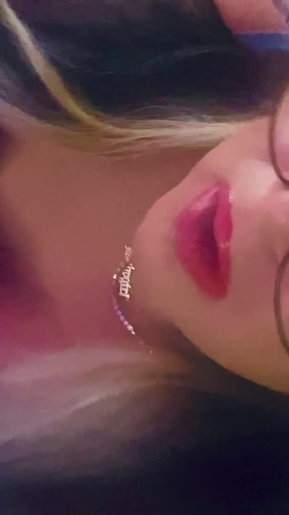 Krissy Sweets поглаживает ее член