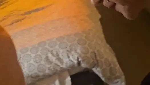 Yüksek çizmeli seksi ateşli genç erkek avcısı sikiliyor