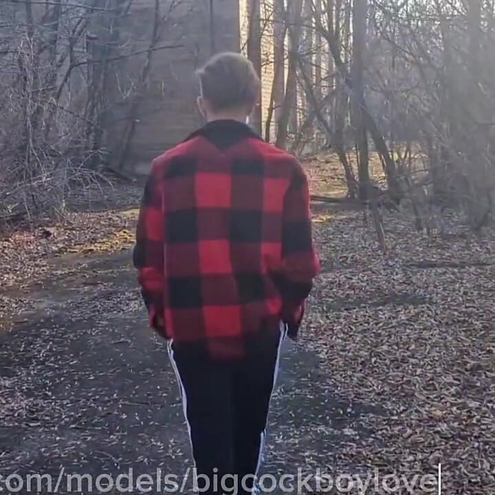 我在公园和一个帅哥做爱, 没戴套, 在一个火热的邮轮上