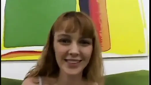 Seksi götlü esmer bir profesyonel gibi adamın sikini emiyor