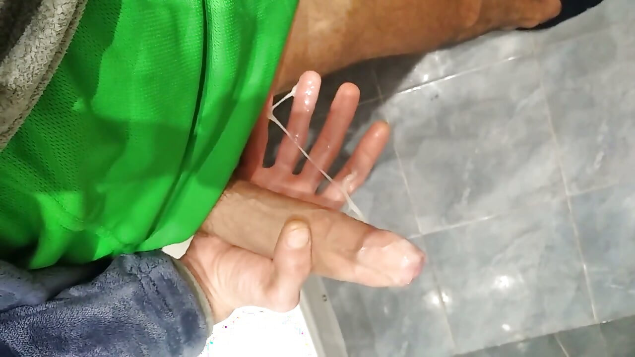 자지에서 정액을 언로드하는 씬의 남자