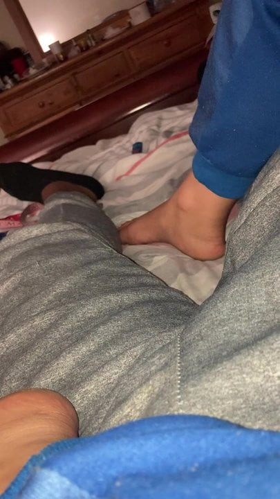 Sexy ebenové nohy ruce v kalhotách