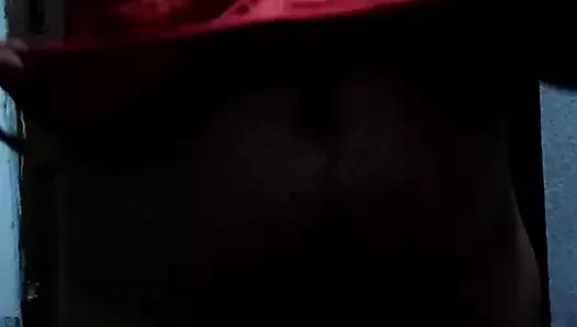 Kırmızı renkli balenli sutyen giymek