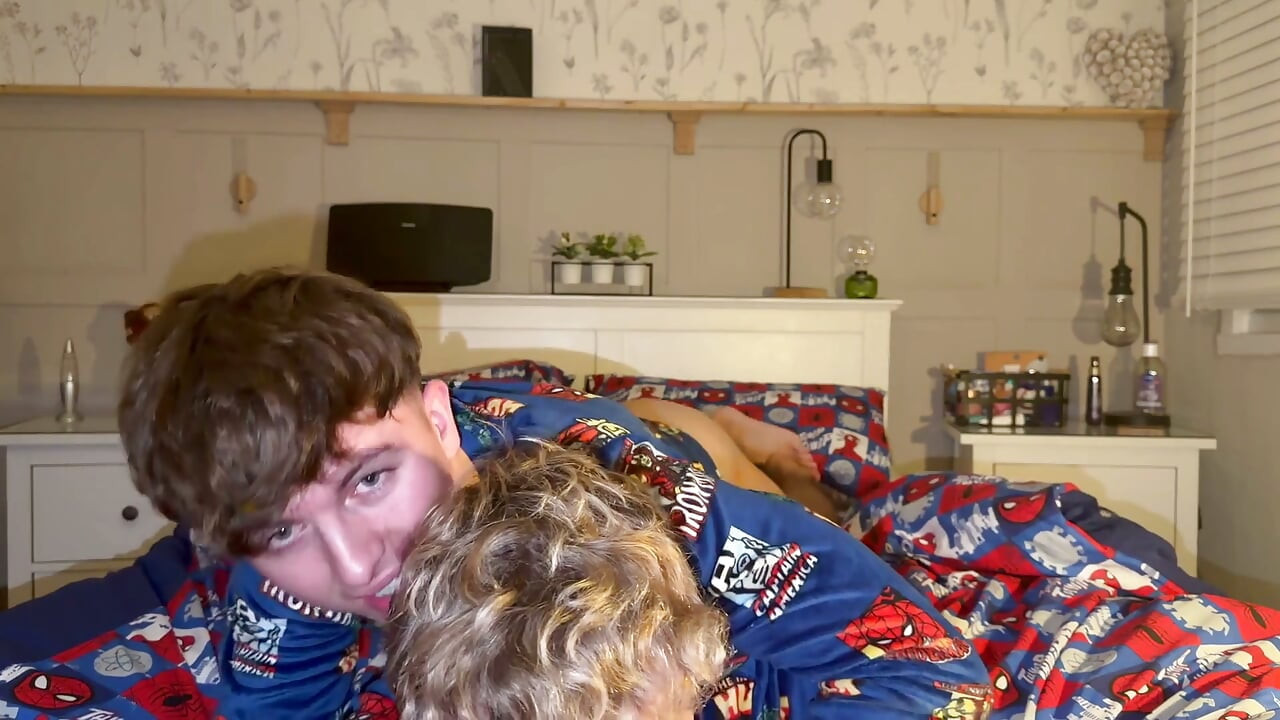Casal gêmeo fode na cama, depois gozadas solo