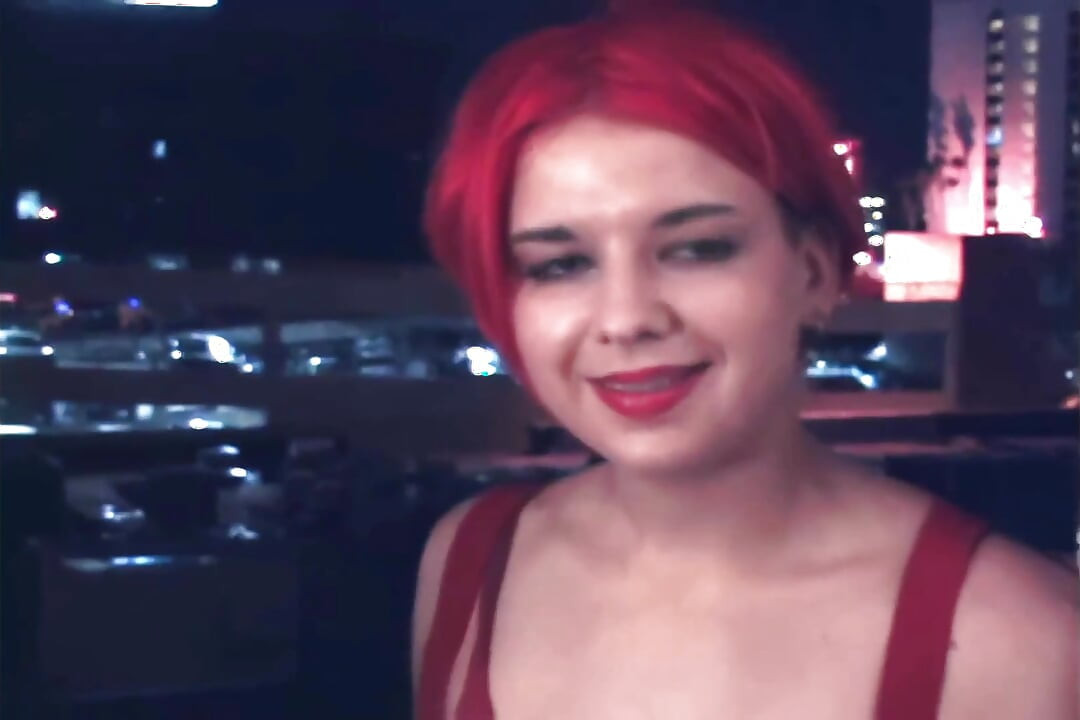 Holly şapşal ve gıdıklanıyor! Holly gizemli ellerin eğlencesine bacaklarını sallıyor