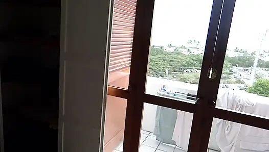 На пляже, мне нравится наблюдать за моей мачехой, пока она расслабляется. Я мастурбую, пока ласкаю ее.